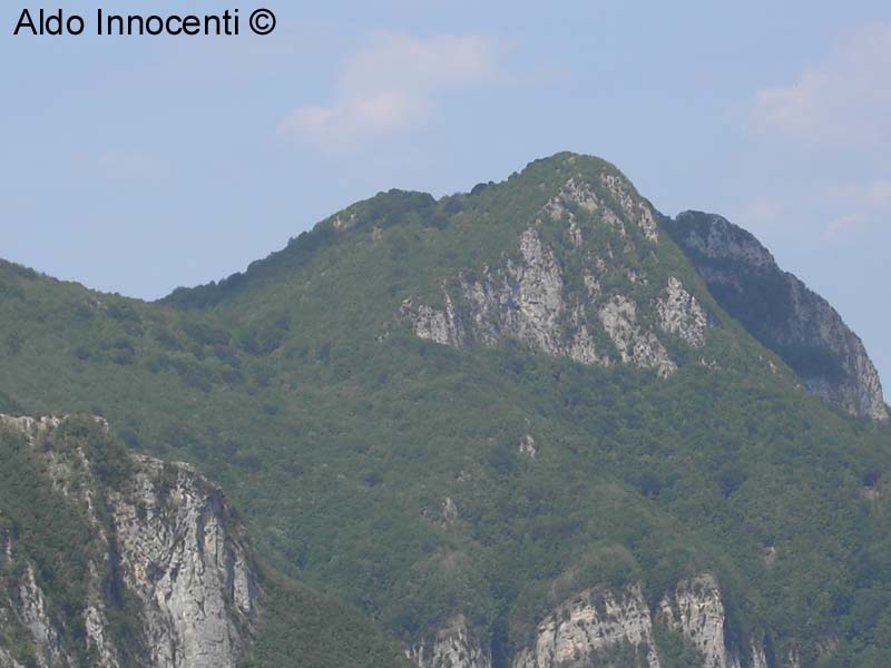 ALTRA IMMAGINE DELLA TORRE DI MONZONE DAL SENTIERO PER IL PIZZO D'UCCELLO